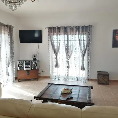 Rustic Villa Guesthouse * Santa Barbara de Nexe